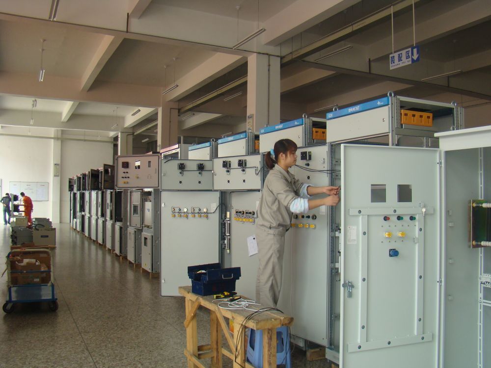 逢興機電車間內(nèi)工人正在裝配電氣柜.(受訪者供圖)